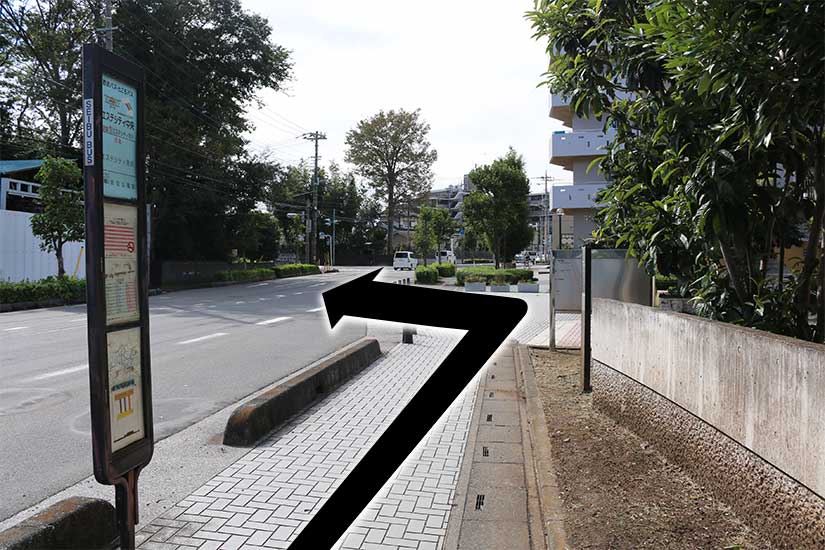 バスを下車したら進行方向とは逆に少し戻り、交差点を左折します