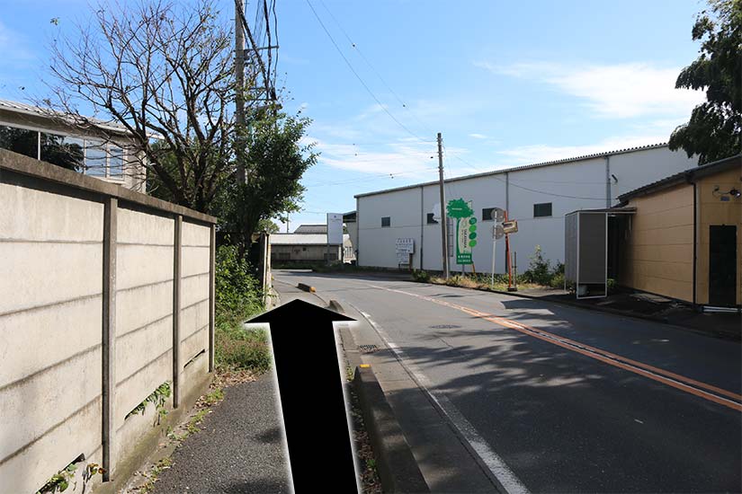 さらに‌道なりに直進します