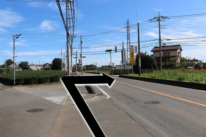 T字の交差点を右折します(所沢聖地霊園の看板が目印です)