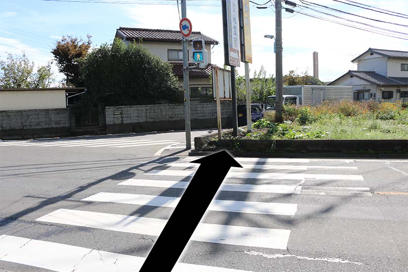 この交差点を直進します