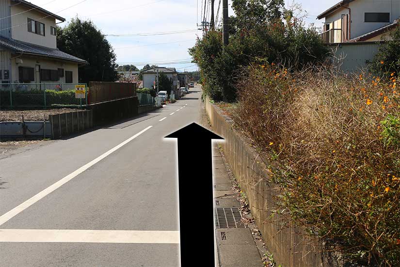 この通りを直進します(歩道が狭いので注意してください)