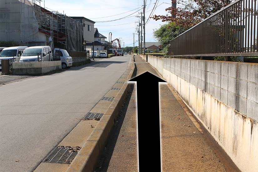少し直進すると歩道が出てくるのでそのまま直進します